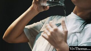 Csodálatos barna hajú szépségek forró olajjal kényeztetik egymást 69-ben