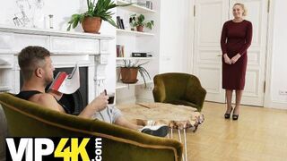 Szőke érett orosz csábító harisnyában vonzza a fiatal srácot