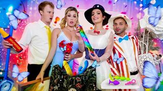 Kis képviselőnő bevezeti a fiúkat a legédesebb gyönyörbe