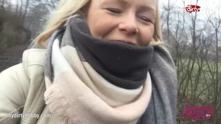 Forró tini cicám kerékpározva simogatja nedves, vágyakozó puncáját