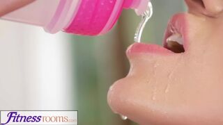 Afina Kisser szőke orosz milf mohón nyalja a hatalmas farkát