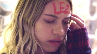 Tini csajok forró fürdőszobai lezbi csábítása