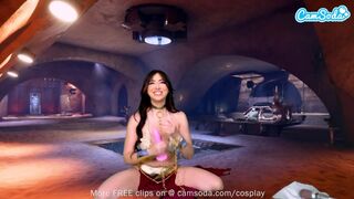 Nagy mellű barna bombázó élvezi a Princess Leia cosplay izgalmas játékát