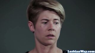 Forró leszbikus vadulás vörös tini csajjal és érett milf-fel