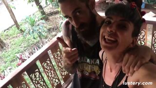 Maya átadja magát Edward hatalmas farkának a dzsungelben