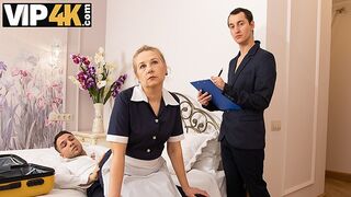 Forró érett szőke szobaszolgálat csábító csavarral