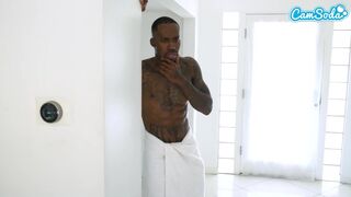 Tetovált mostohaanya vadul átélve óriási faszos behatolást, miközben férje hatalmas fekete farkassal játszik