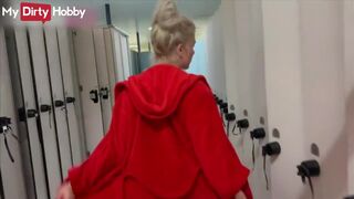 Aranyhajú pom-pom lány vad szopása az öltözőben