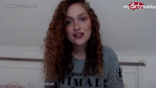 Gömbölyű kiscsaj szétnyitja szűk puncáját vastag műkakassal