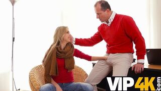 Segítőkész szomszédlány szőkénél a szenvedélyes dugás