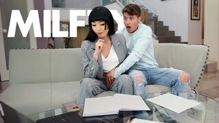 A bűnbánó mostohaanyám megengedi, hogy simogassam a punciját, mert elfelejtette a születésnapomat - MYLF