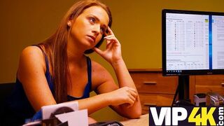 A szigorú hitelező ágyba viszi a csábító milfet az adósság fejében