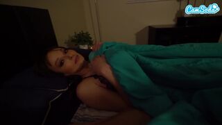 Csábító mostohaanya megosztja az ágyat a lépfiával a kiránduláson - a bugyit félrehúzva