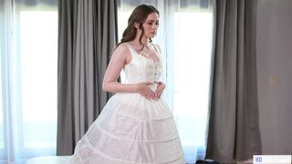 Bőrmellű menyasszony vadul dugja a vőlegény mostoha testvérét