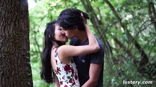 Vad orális gyönyör és intenzív dugás a fák között