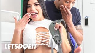 Geil hostel: Sára vadul tombol a nedves puncival