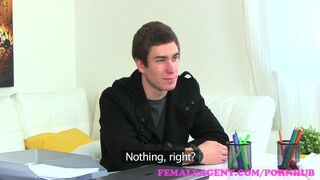 Anna Rose szűk puncikáját telefröcsköli a casting ügynök