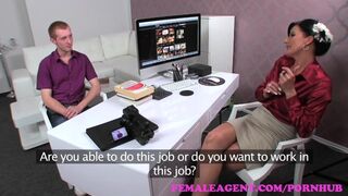 Forró MILF ügynök bevezeti a fiatal hunkot a szenvedélyes szex rejtelmeibe