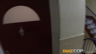 A sperma király rendőr lövöldözve tölti meg a puncijaikat forró, robbanó gyönyörrel