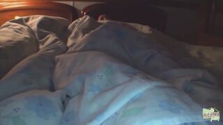 Tetovált ázsiai lány forró csókban, miközben a barátnője mohón szívja ki a nedves punciját