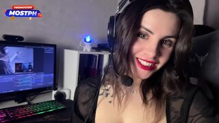 Forró orosz maszturbálás nagy mellekkel és műfaszos análban