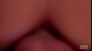 Angyali szárnyú szépség vadul maszturbál műpénisszel, majd töltik meg a szűk kis feneke