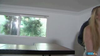 A szőke tini szexbomba érzéki törlése a hatalmas fekete farkon