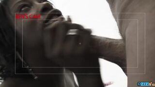 Szenvedélyes fekete milf fehér farkak között csoportos análban dupla behatolással