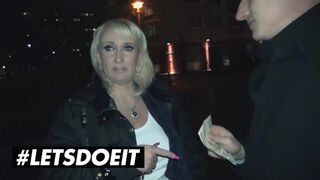 Kitty Wilder szaftos MILF élvezete a szexi buszon