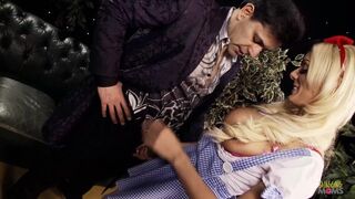 Semmi sem boldogítja jobban ezt a karcsú, nagy mellű lányt, mint farkon lovagolni