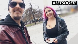 Aviva Rocks, a svájci bombázó óriási mellekkel fizetős buszos kalandra csábítja az idegent