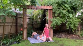 Csendes kísértés a kertben, ahogy próbálom elfojtani a nyögéseimet