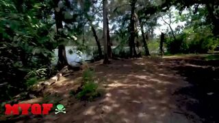 Barátnőm Jessie Saint az erdőben mohón nyeli Sean Lawless kemény farkát