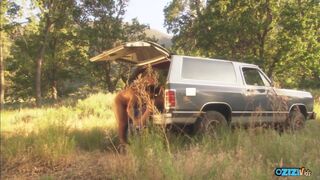 Szőke milf a vadonban széttárja a fenekét, lenyeli a hatalmas farkát misszionárius pózban