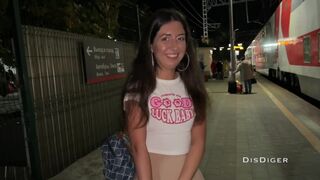 Vonatállomáson felfedezett szépség, aki a szerelvényben kapta meg kemény farkamat váratlan orgazmussal