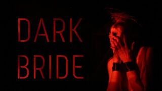 Sötét menyasszony sóvárog új, forró sperma után a Halloween éjszakáján