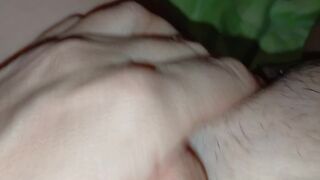 Forró mostohaanyánk kémlelve nézi a vad szexünket, miközben magát kényezteti