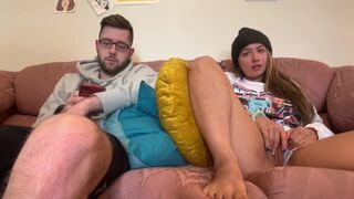 Mostohaapám rajtakap, ahogy simogatom magam, és segít kiélvezni!