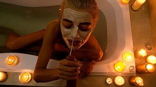 Leskelődtem a mostoha testvérem fürdőzésén, és ez a forró dolog történt