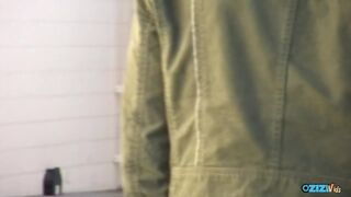 Kisbusás ribanc élvezi az idegen farkát nyilvános WC-ben