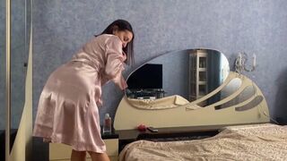 Forró mostoha anya selyemköntösben ugrál a kemény farkon és lelocsolja magát