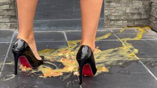 Lábimádatra vágyó tini szajkó csábít high heelben ASMR suttogással