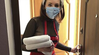 A szobalány visszacsábít a régi szállodába csábító, dús kebleivel