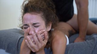 Üvöltve kiabál, ahogy elélvez és teljesen elveszti az eszét