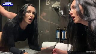 Személyi edző lökdösi a konditerembe járót, hogy felpörgesse az edzést