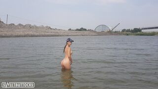 Állóvizes fürdőzés meztelenül, part menti önkívánat