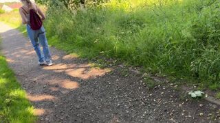 Bizonytalan tini csaj rajtakap, ahogy a farkamra simogatom magam, s forró kalandokra készül