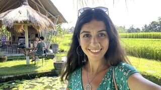 Tini kiscsaj spermafényes arcával carbonaraevéssel a nyilvános kávézóban