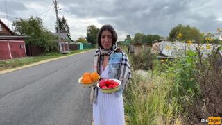 Kértem a gazdát, mutassa meg, hogyan dédelgeti a lédús gyümölcsöket és zöldségeket