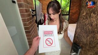 Szerencsés tulajdonos nedves, forró puncit élvezi bérleti díj fejében